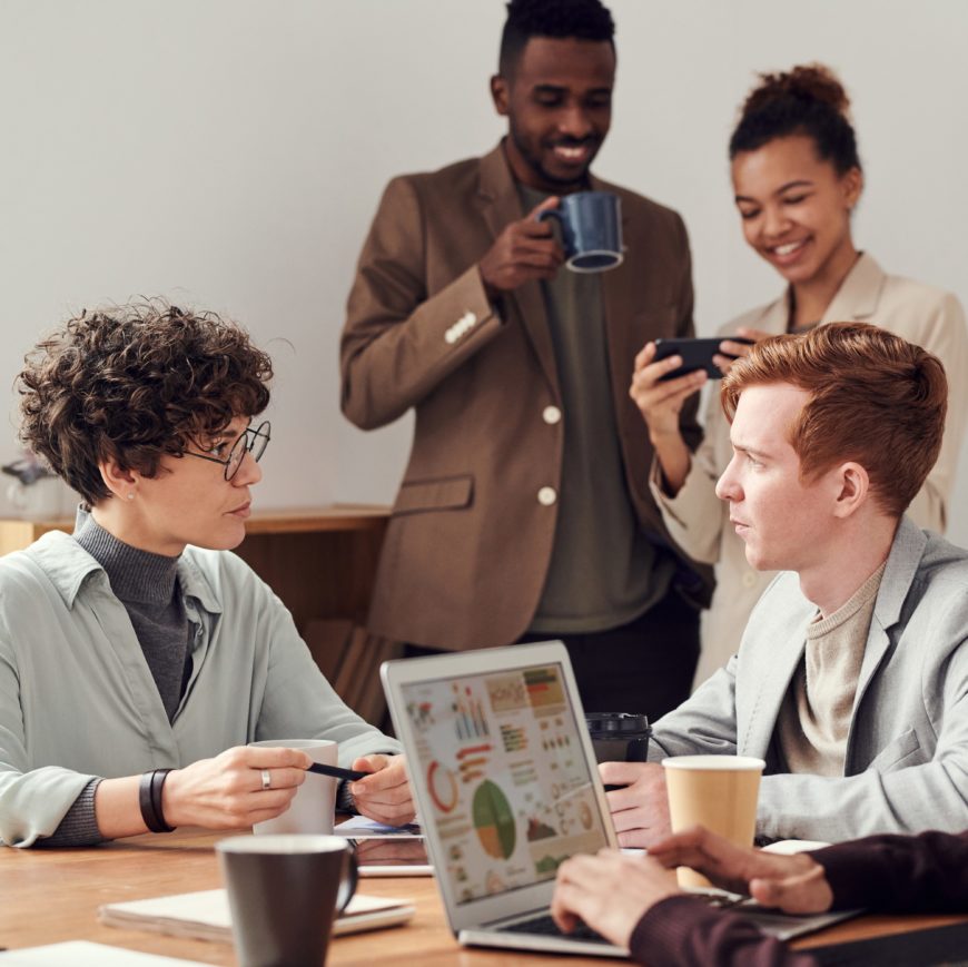 Séance de coaching individuel d'un manager avec un ordinateur au premier plan.