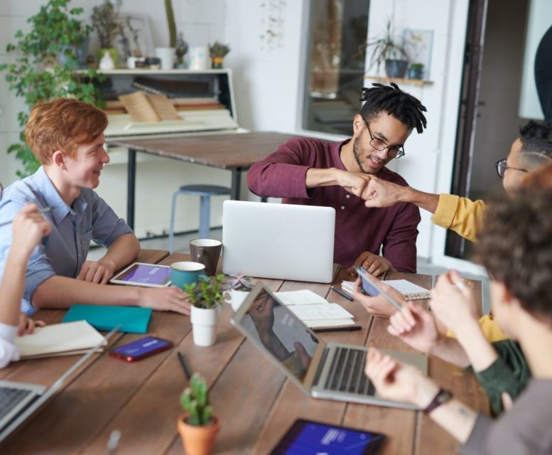 Jeunes salariés durant une séance de coaching d'équipe.