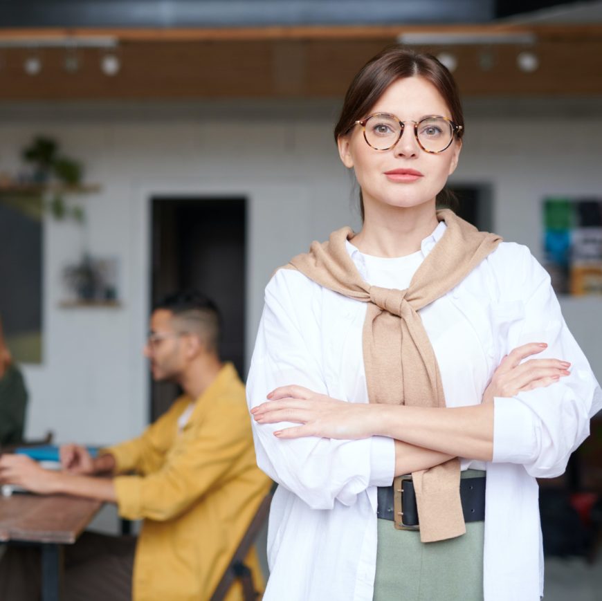 Une jeune femme avec des lunettes pose devant l'objectif, elle a décidé de se lancer dans un coaching individuel.