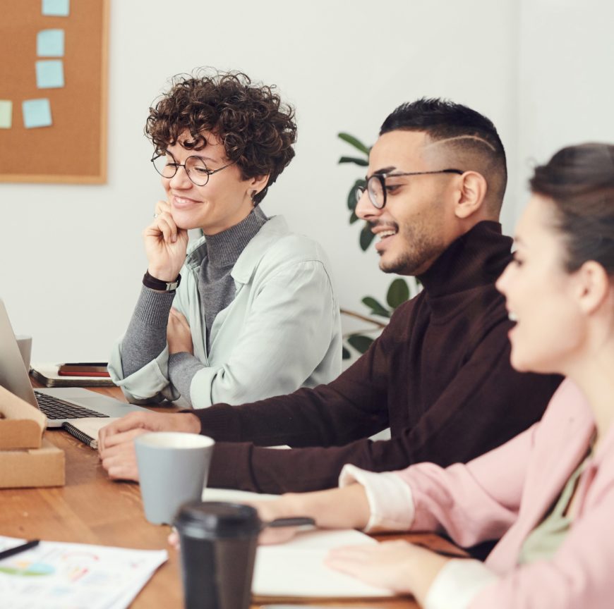 Trois jeunes professionnels participent à une séance de coaching.