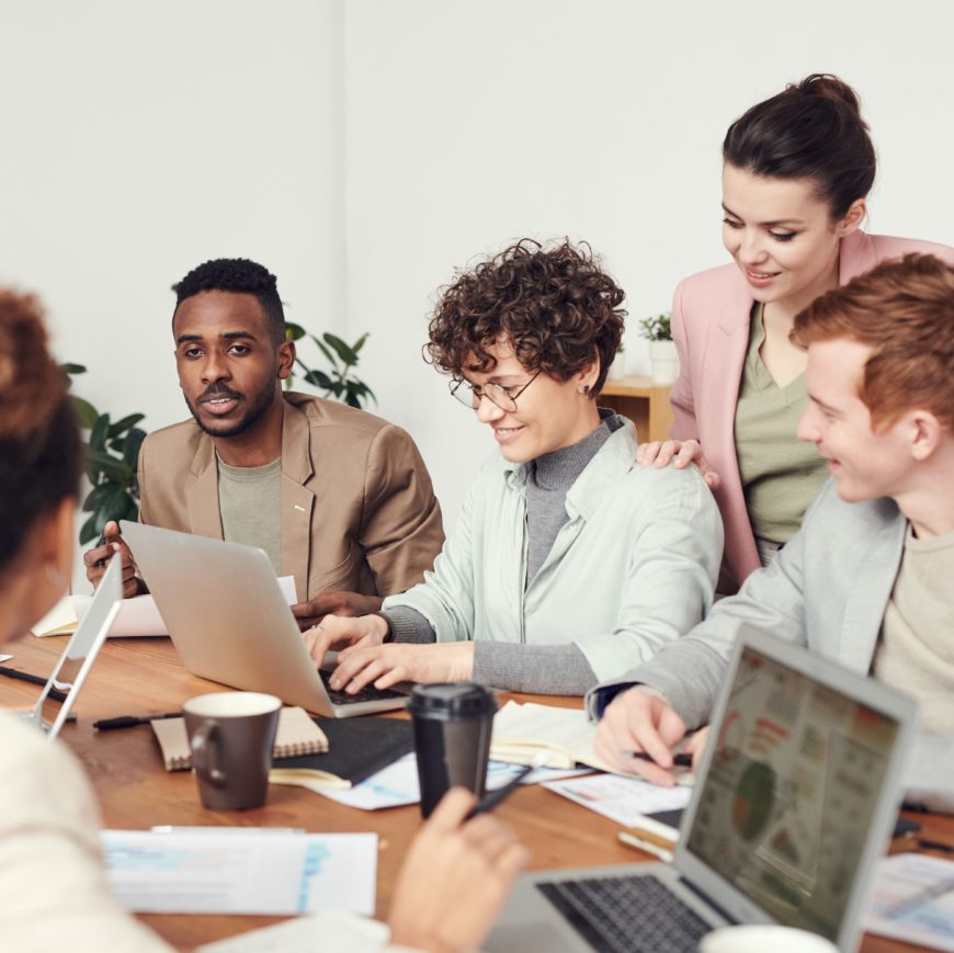 Jeunes professionnels en séance de coaching d'équipe pour régler les crises.